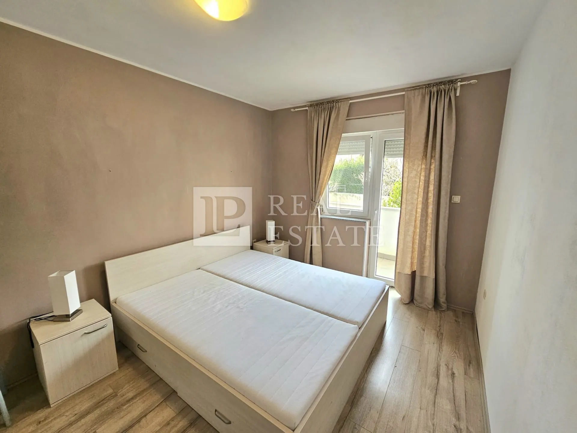 novi vinodolski - dva uređena stana površine 124 m2 - slika 17