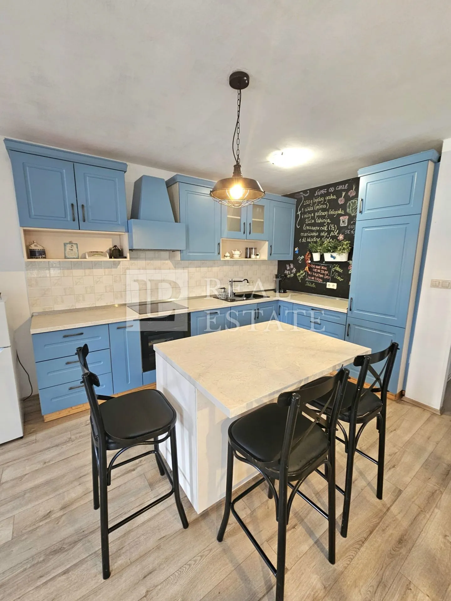 novi vinodolski - dva uređena stana površine 124 m2 - slika 12