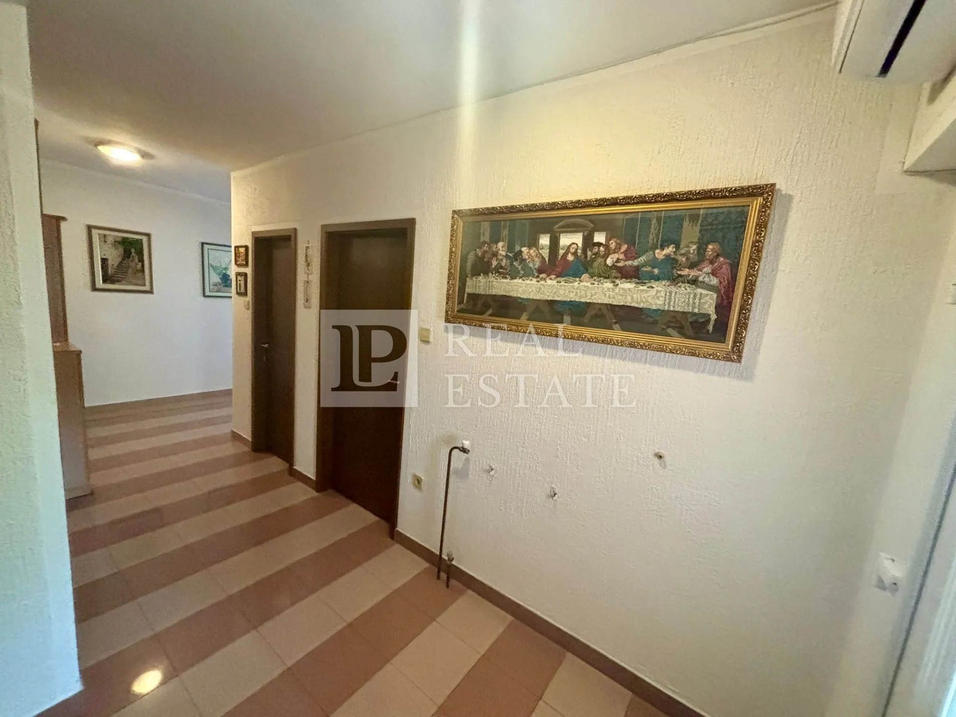 novi vinodolski - trosoban stan s ogromnom terasom i predivnim pogledom - slika 17