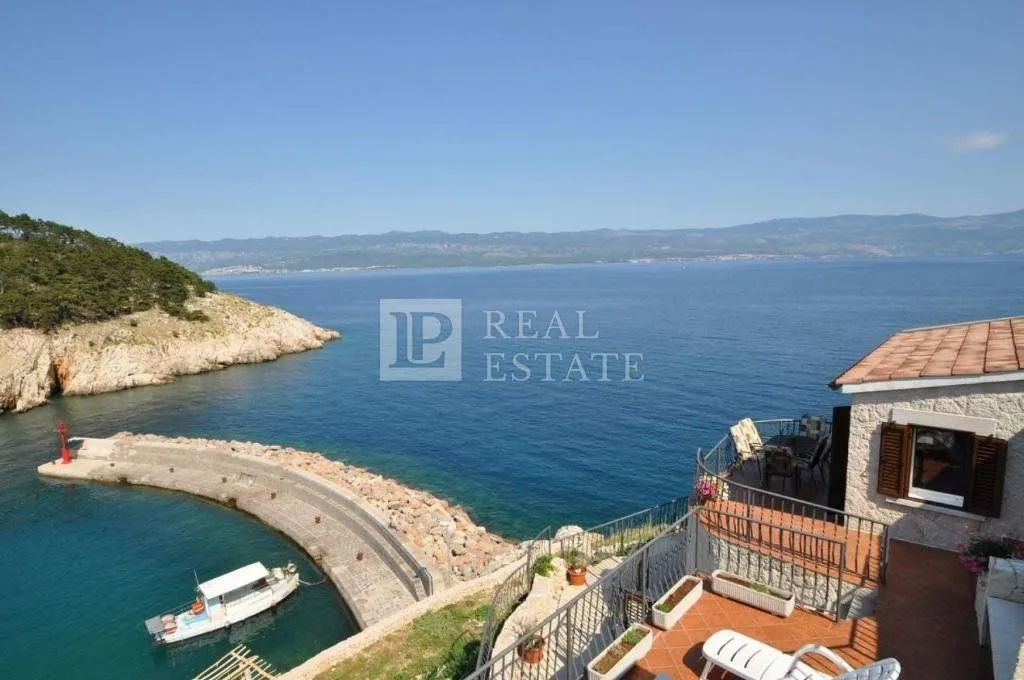 vrbnik - kuća na stijeni iznad mora - slika 2