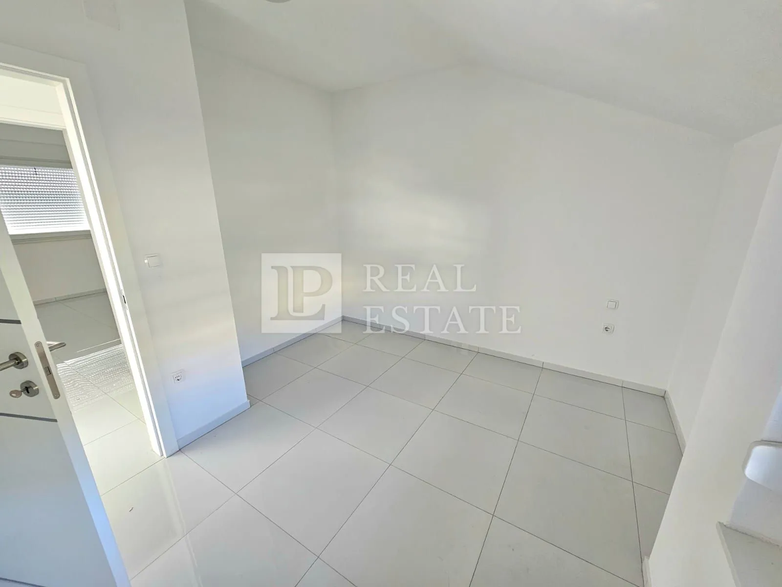 crikvenica - dvoetažni stan u novogradnji 150m od mora - slika 17