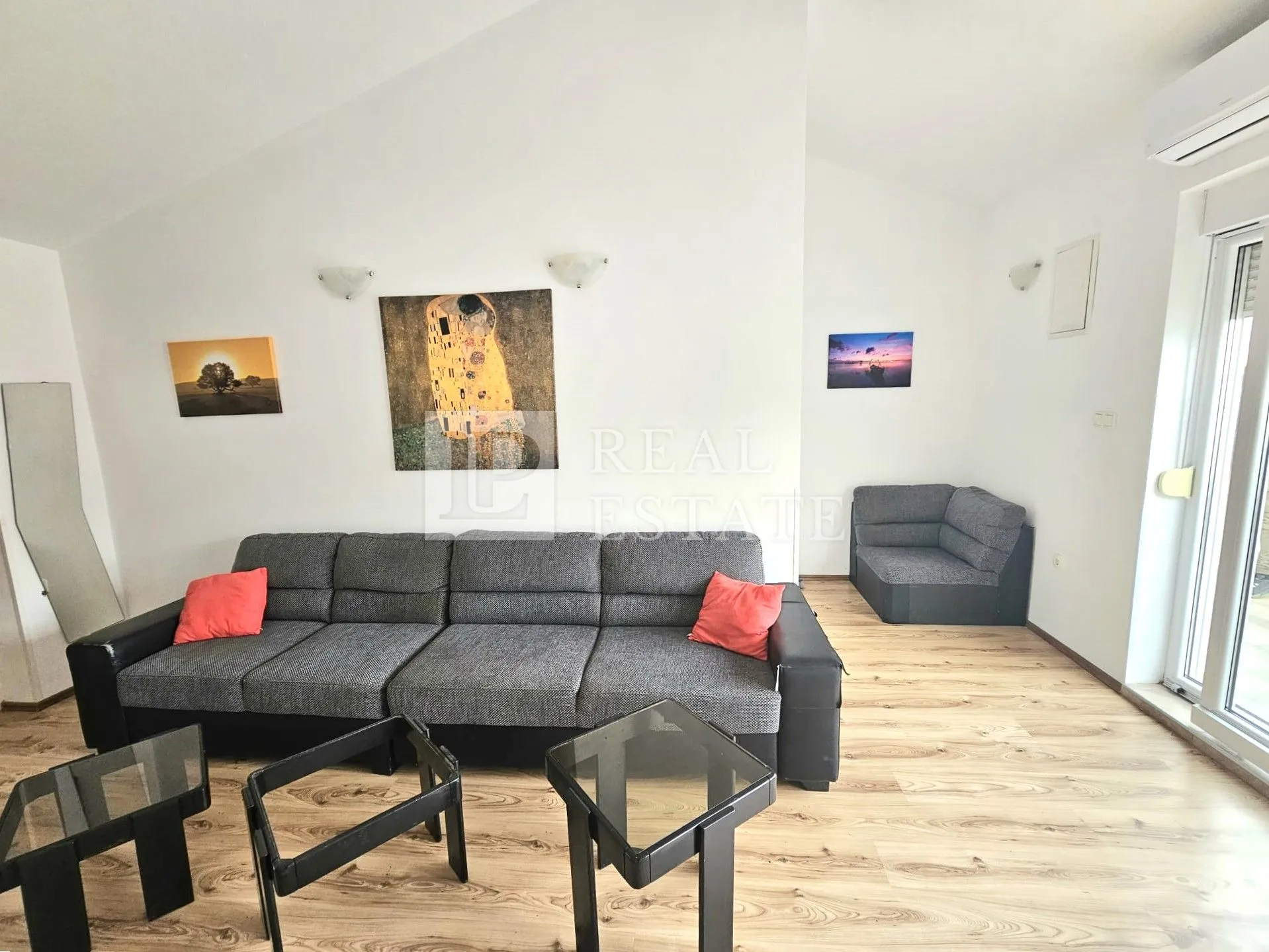 novi vinodolski - dva uređena stana površine 124 m2 - slika 2