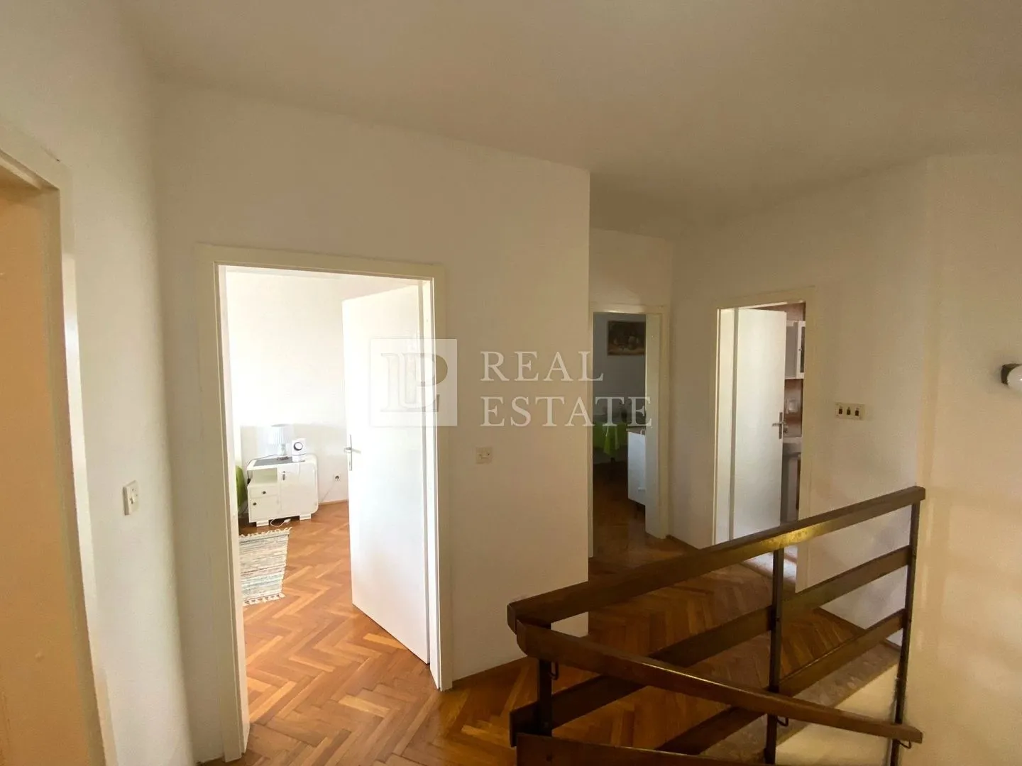 jadranovo - kuća s pet apartmana u blizini mora - slika 26