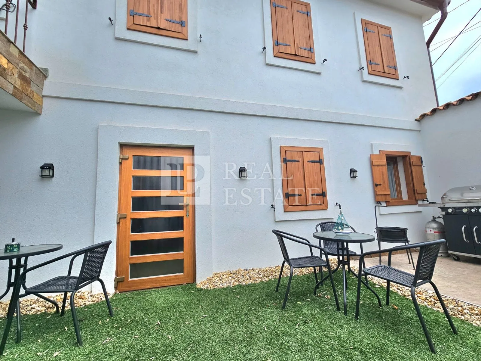 CRIKVENICA - kuća s 3 prekrasno uređena stana i dvorištem