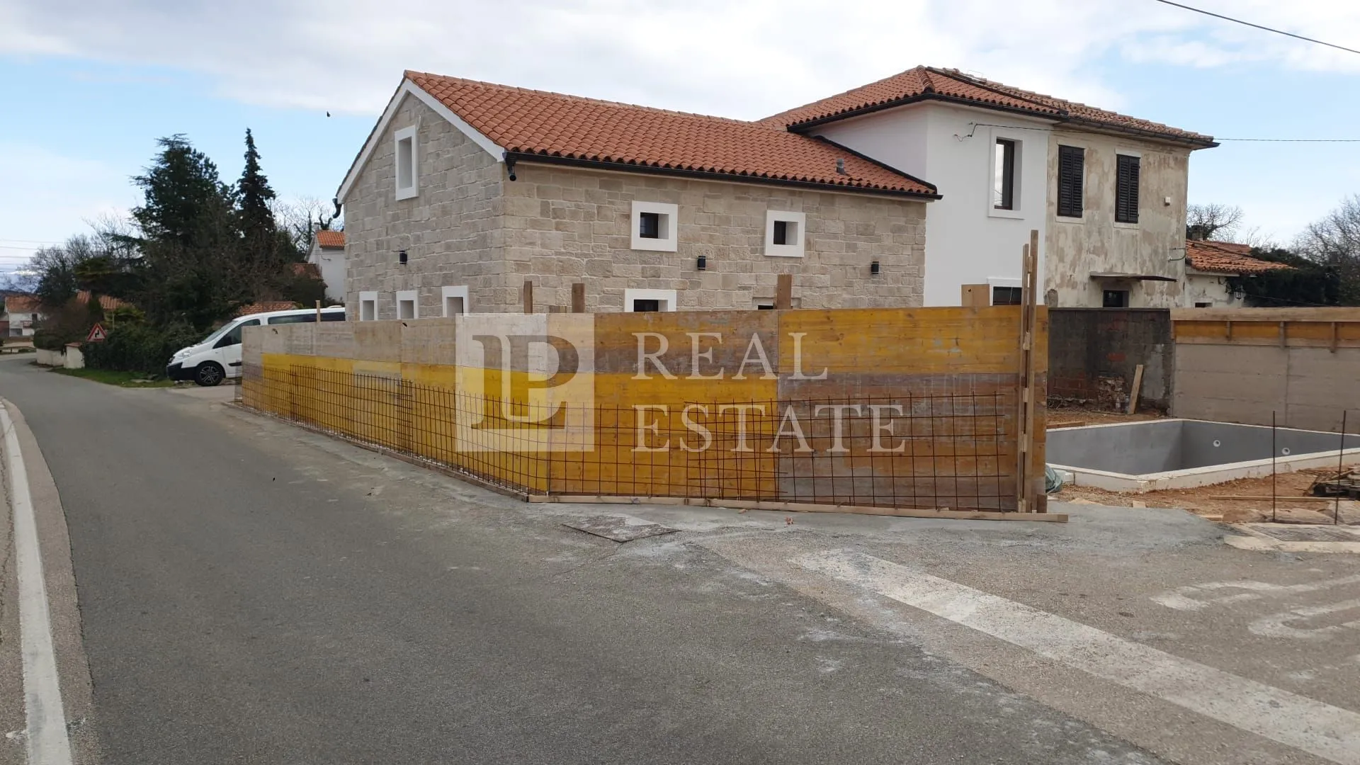 otok krk, dobrinj - autohtona kamena vila s bazenom - slika 6