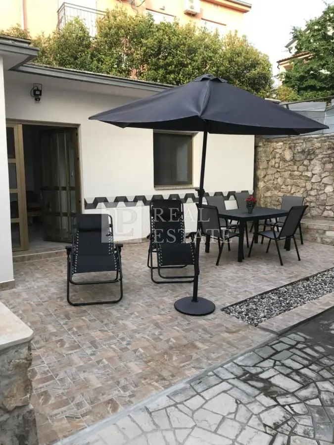 jadranovo - kuća s pet apartmana u blizini mora - slika 13