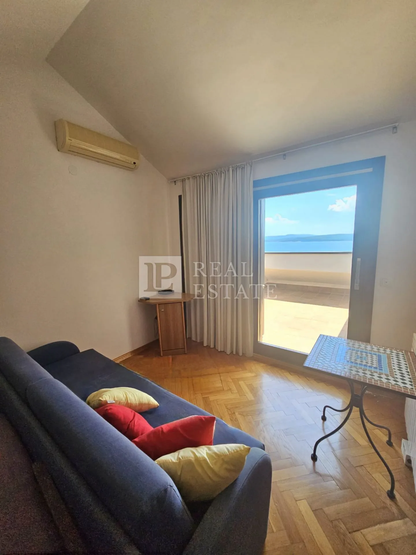 jadranovo - apartmanska vila s bazenom u prvom redu do mora - slika 23