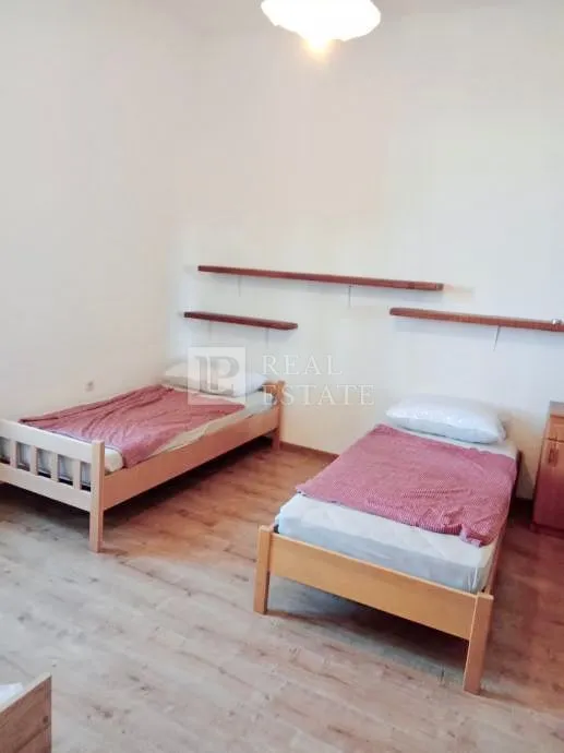 novi vinodolski - dva stana 100 m od mora - slika 12
