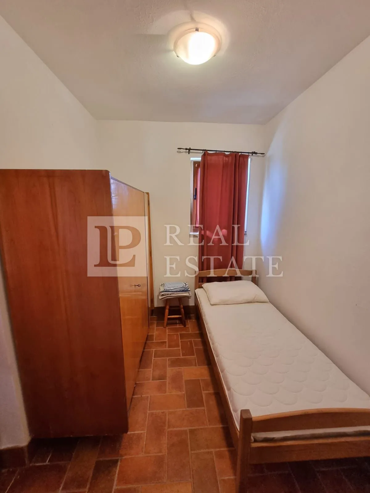 otok krk, okolica malinske - kamena kuća s bazenom - slika 16