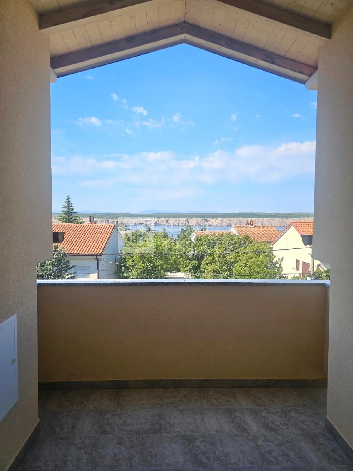jadranovo - prostrani trosobni stan s pogledom na more - slika 24