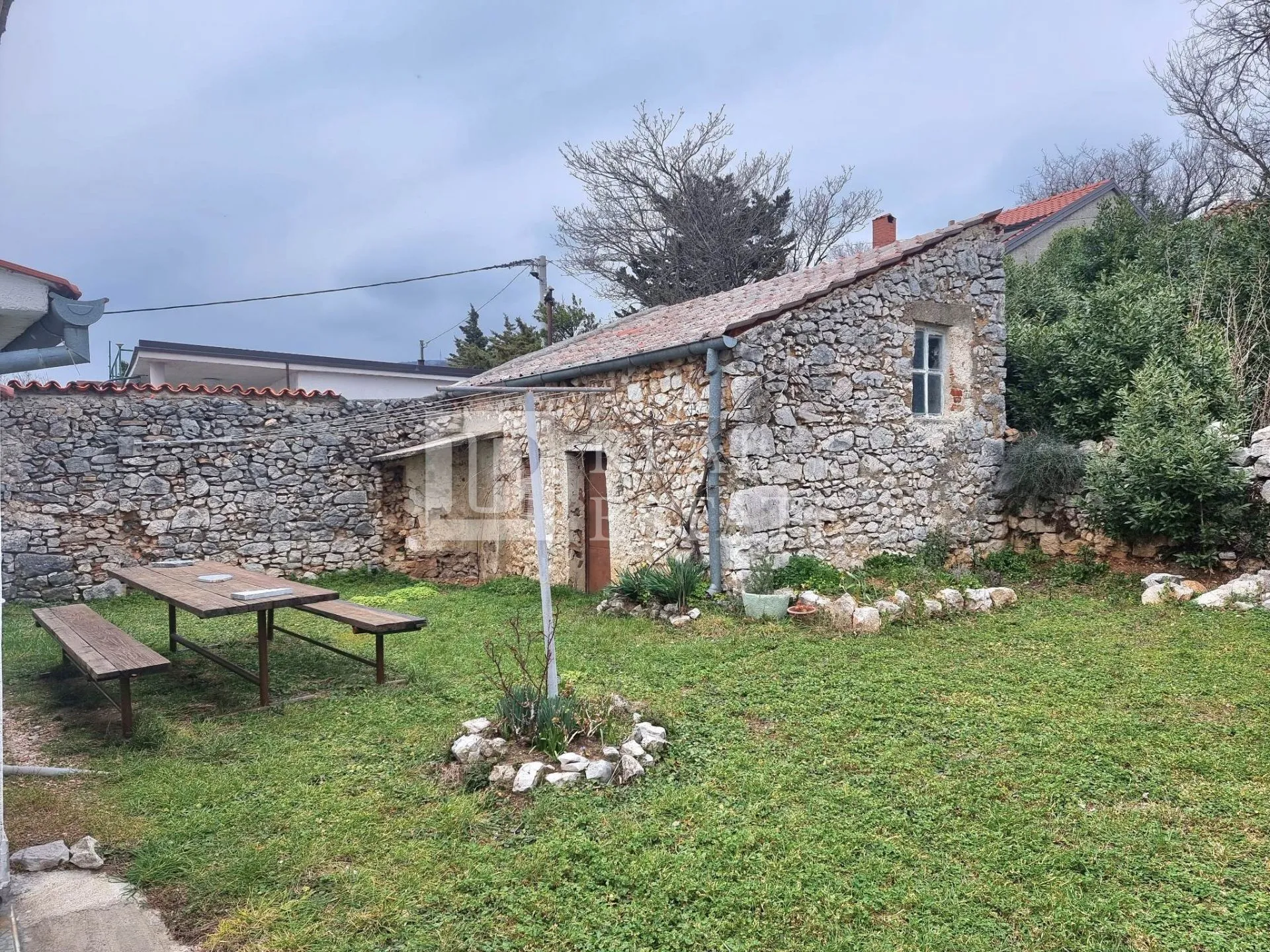 jadranovo - kuća s tri stana - slika 3