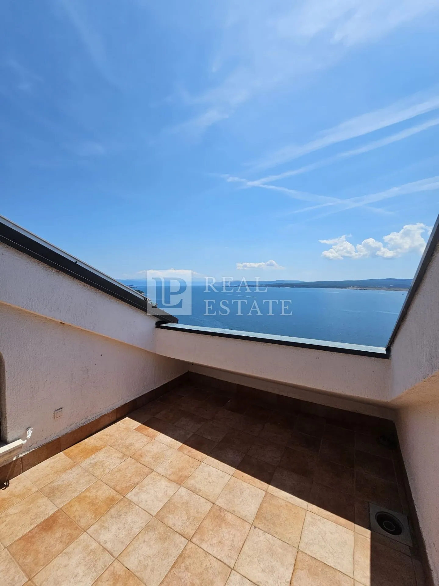 jadranovo - apartmanska vila s bazenom u prvom redu do mora - slika 24