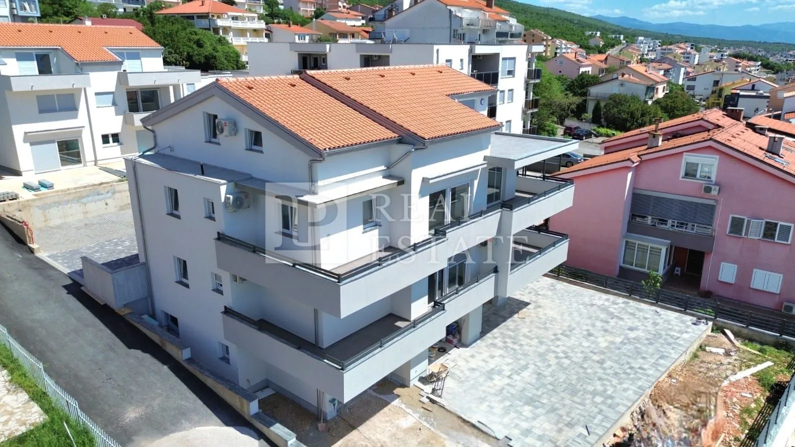 crikvenica - trosobni stan u luksuznoj novogradnji - slika 24