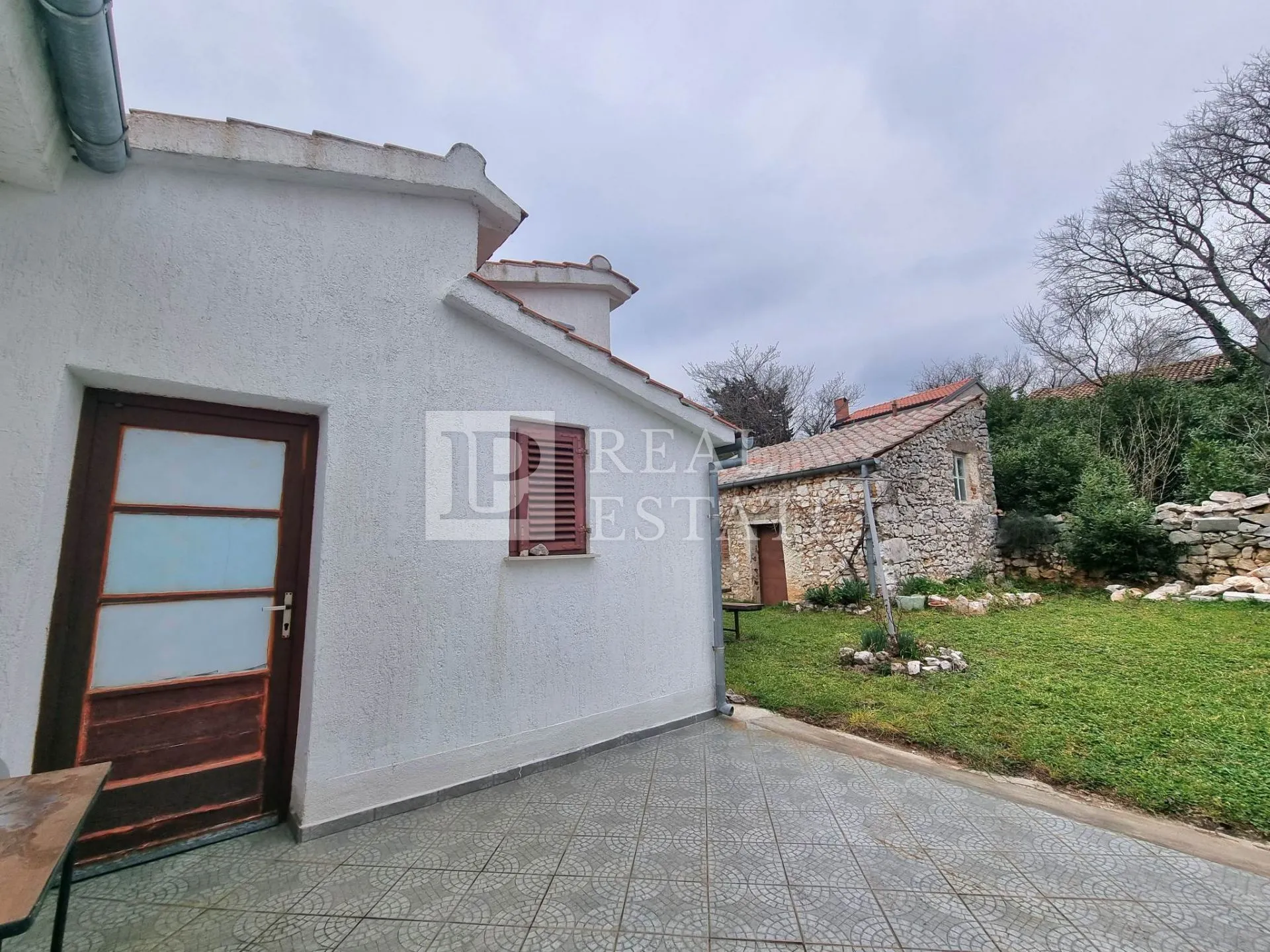 jadranovo - kuća s tri stana - slika 13