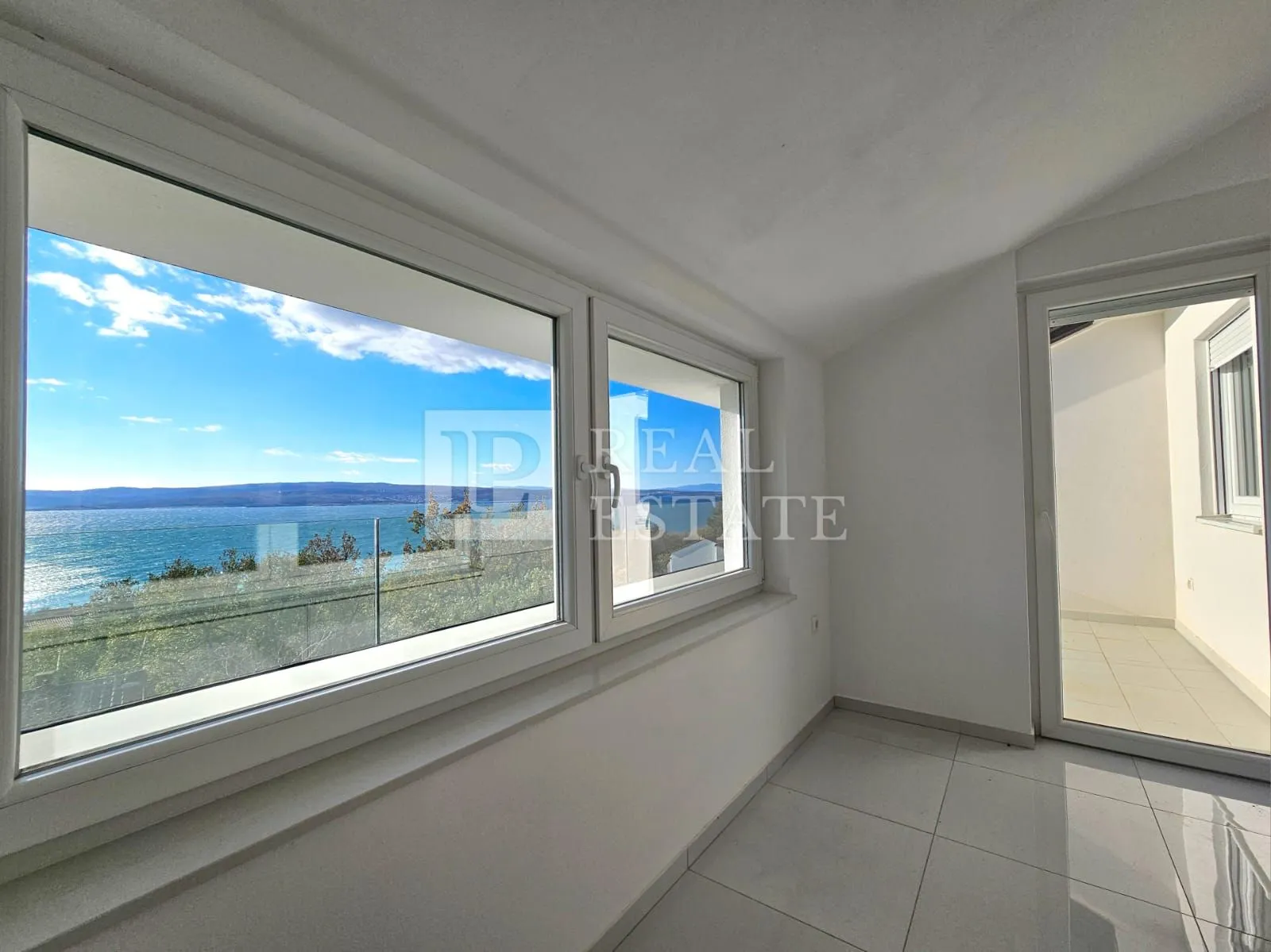 crikvenica - dvoetažni stan u novogradnji 150m od mora - slika 6
