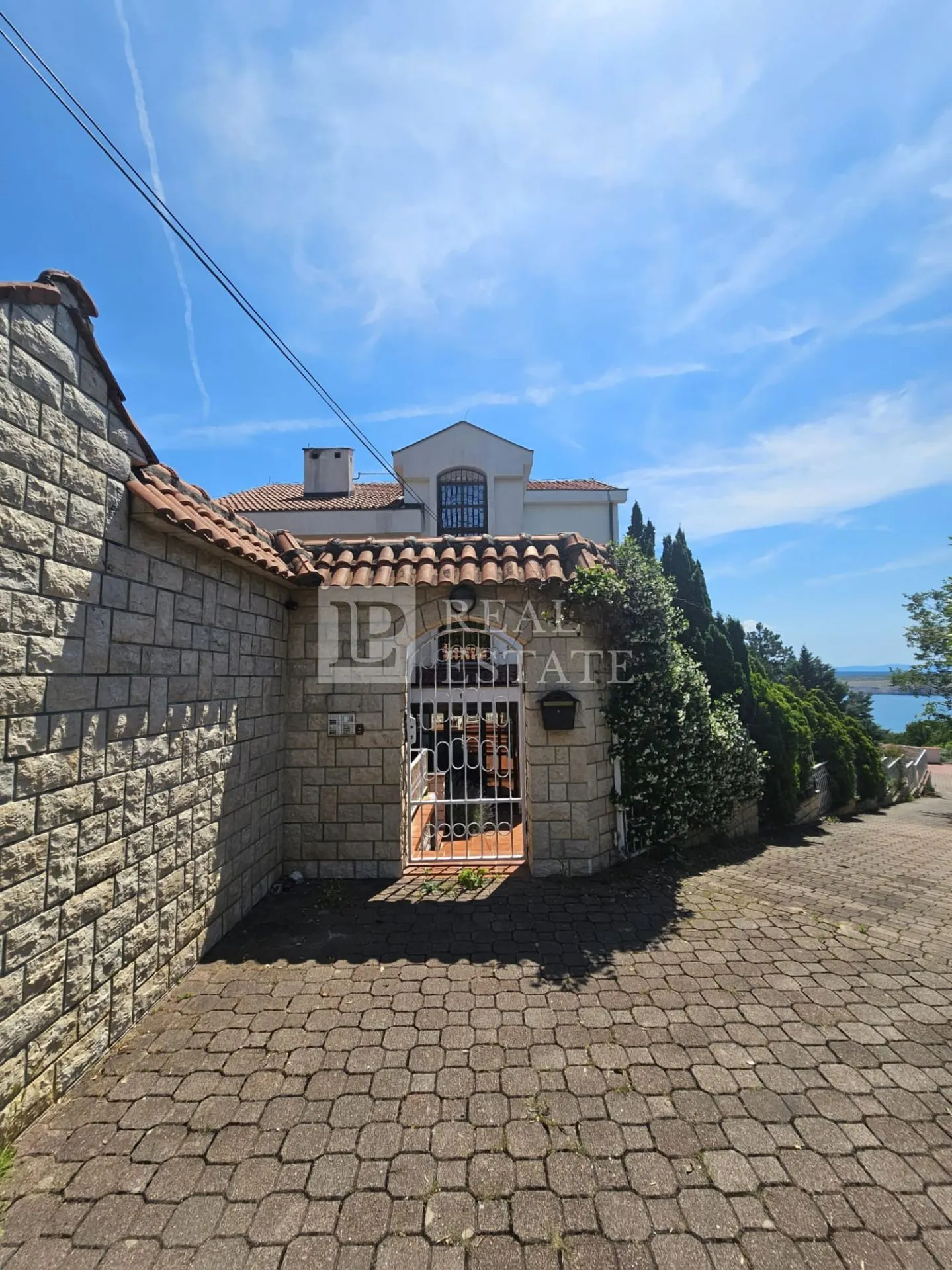 jadranovo - apartmanska vila s bazenom u prvom redu do mora - slika 13