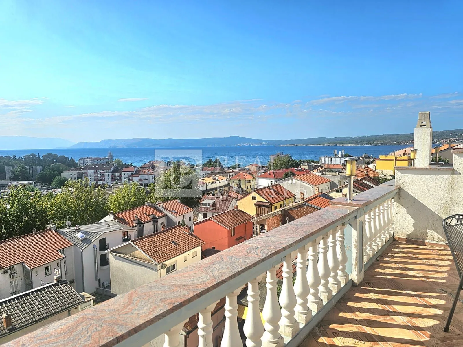 CRIKVENICA - stambeni objekt sa 8 stanova