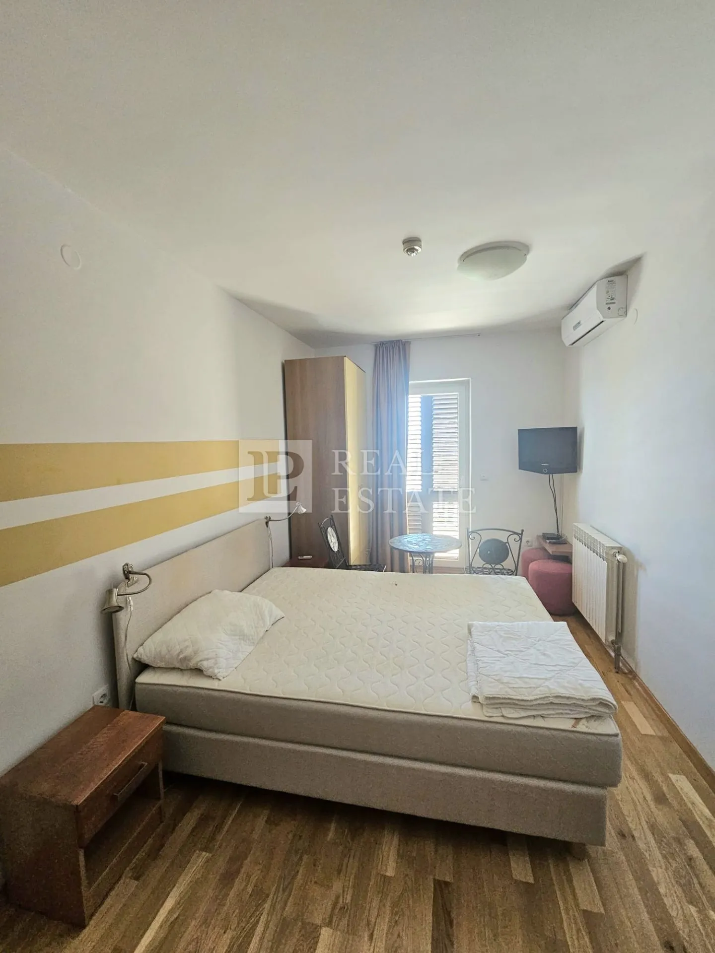 jadranovo - apartmanska vila s bazenom u prvom redu do mora - slika 25