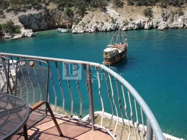 vrbnik - kuća na stijeni iznad mora - slika 23