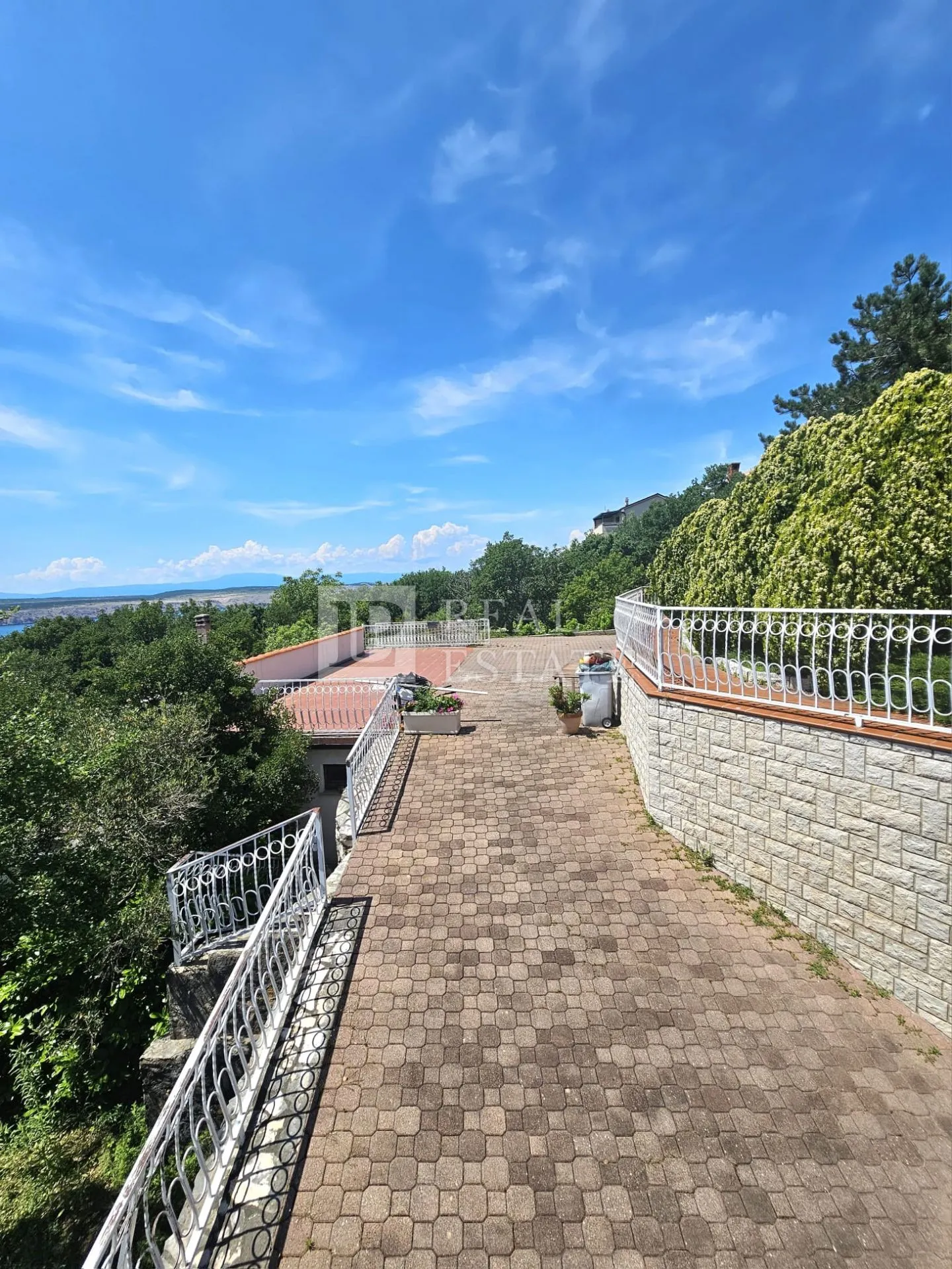 jadranovo - apartmanska vila s bazenom u prvom redu do mora - slika 30