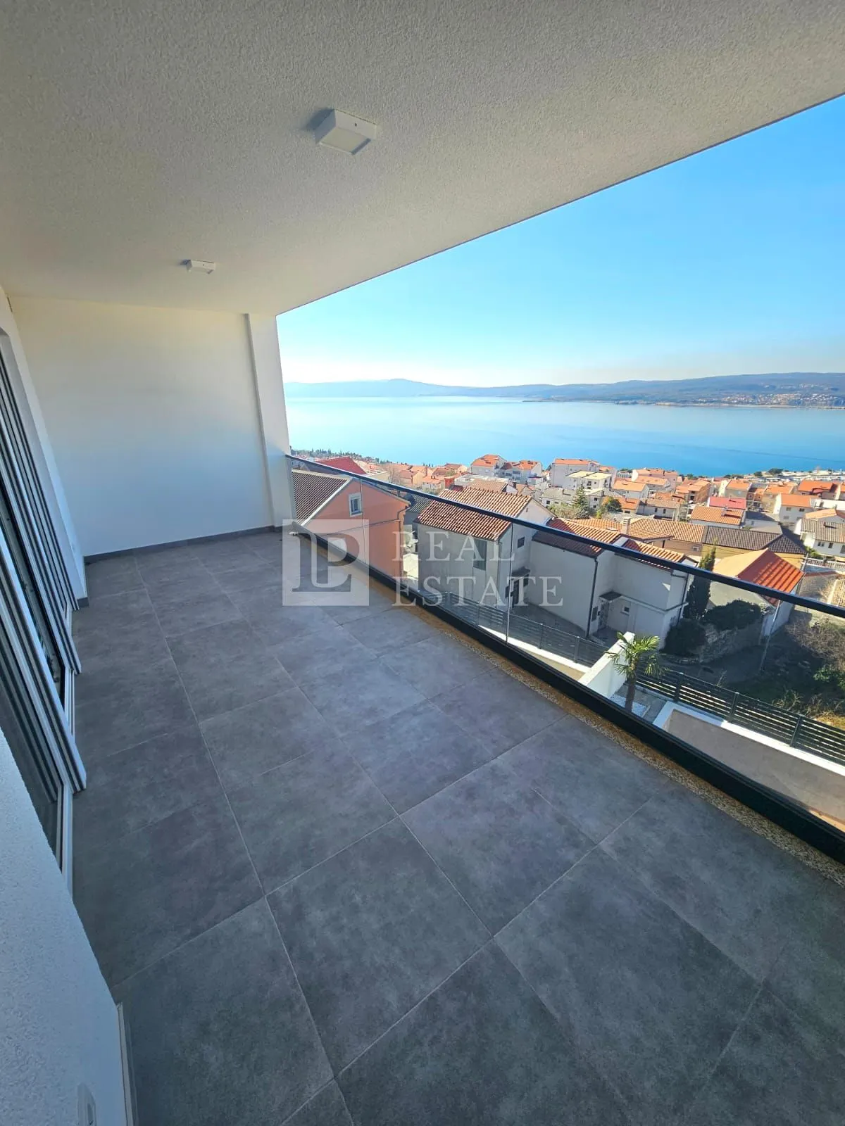 crikvenica - prekrasan stan na prvom katu novogradnje - slika 2