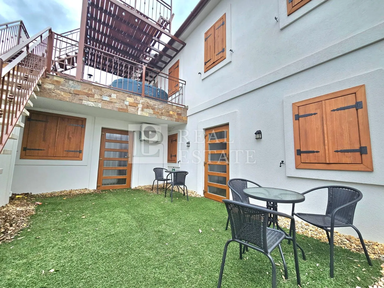crikvenica - kuća s 3 prekrasno uređena stana i dvorištem - slika 4