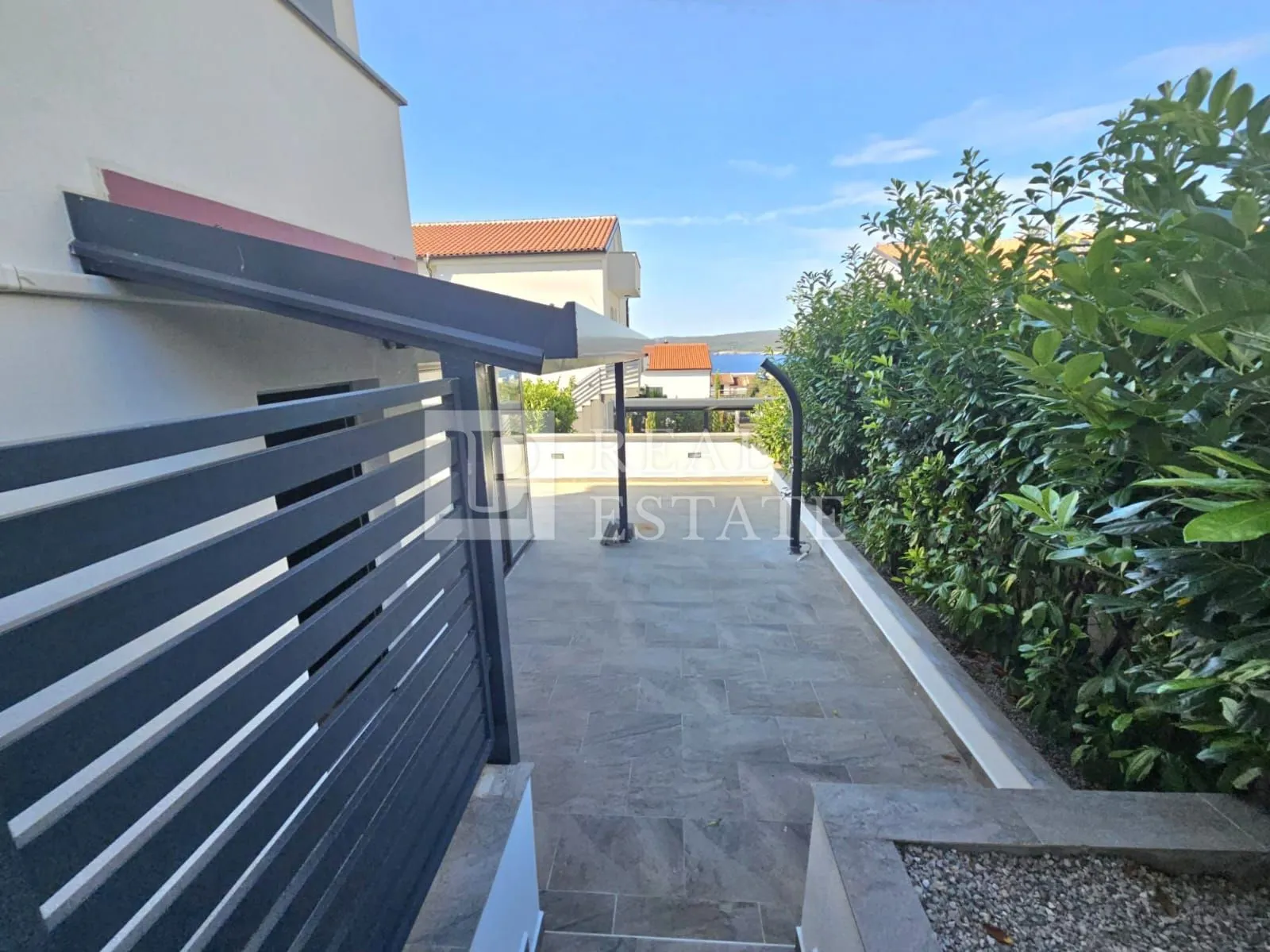 crikvenica - stan s velikom terasom u modernoj zgradi - slika 21
