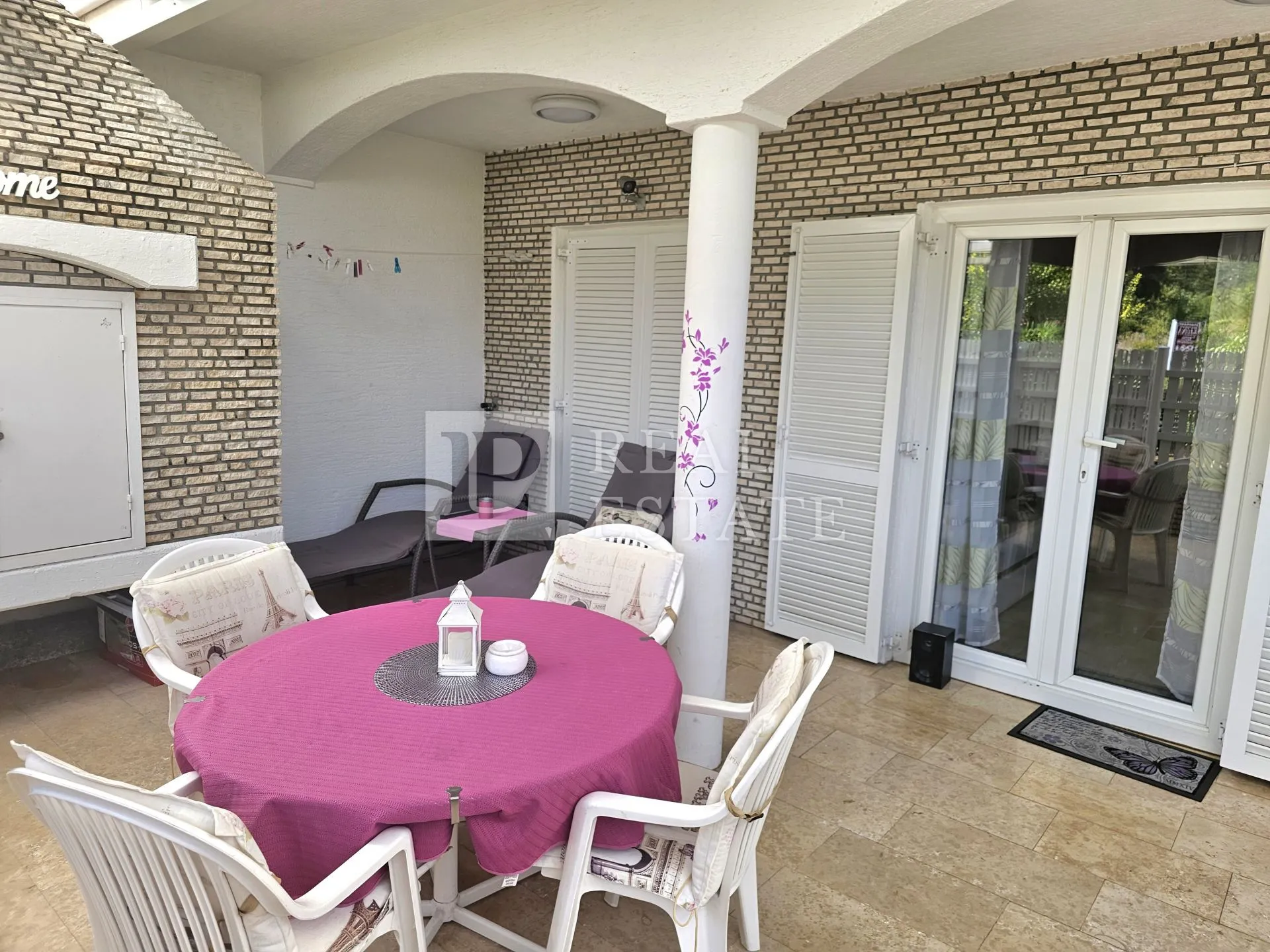 JADRANOVO - EKSKLUZIVNA PRODAJA - moderno uređeni stan u prizemlju sa prekrasnom terasom - Jadranovo, Crikvenica