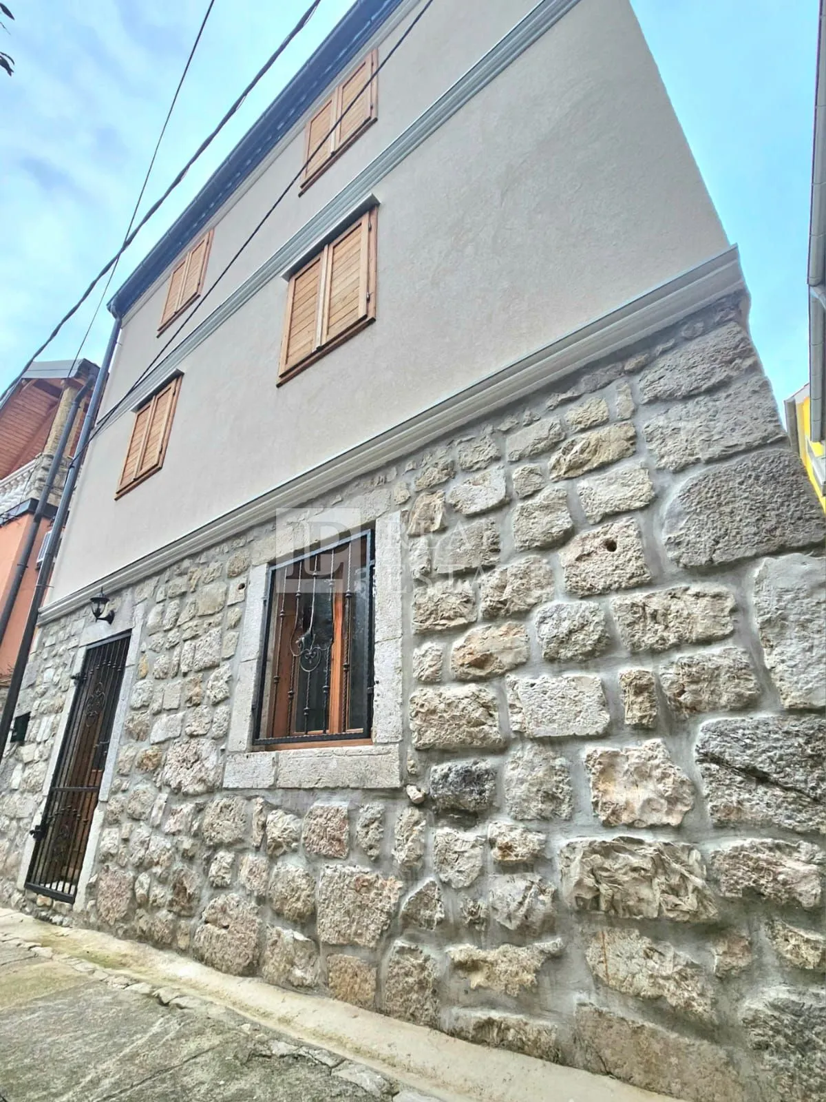 NOVI VINODOLSKI - kuća sa tri stana (novogradnja)