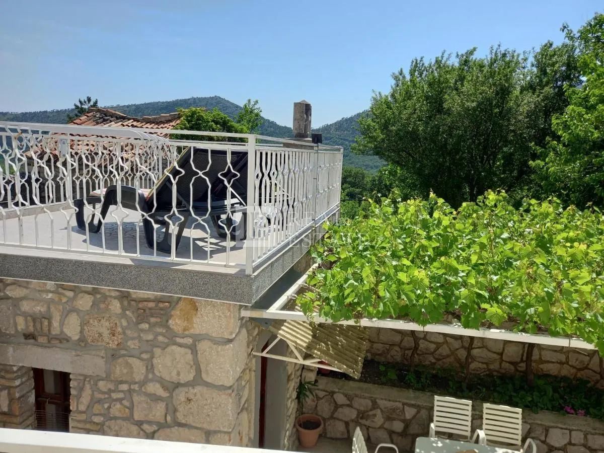 bribir - kuća s dvorištem - slika 16
