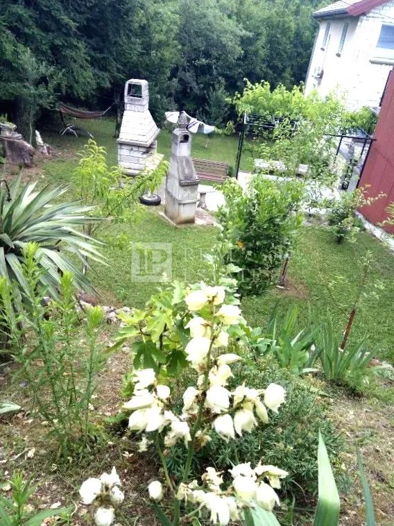 tribalj - dvije samostojeće kuće s pomoćnim objektom i predivnom okućnicom - slika 6