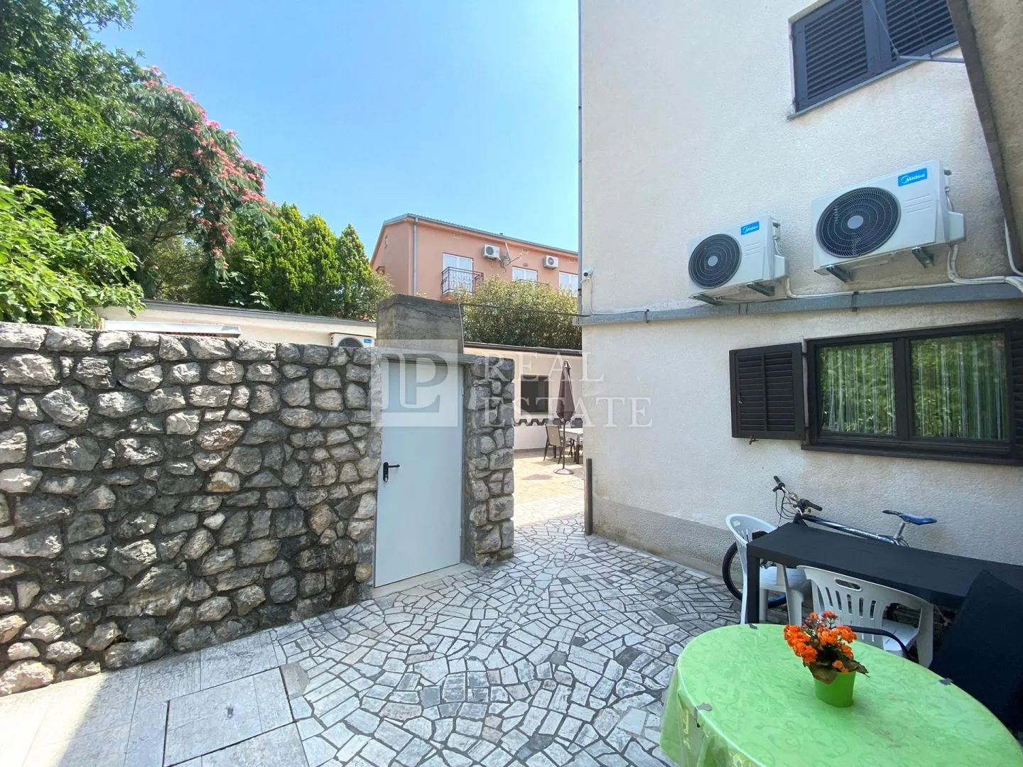 jadranovo - kuća s pet apartmana u blizini mora - slika 16