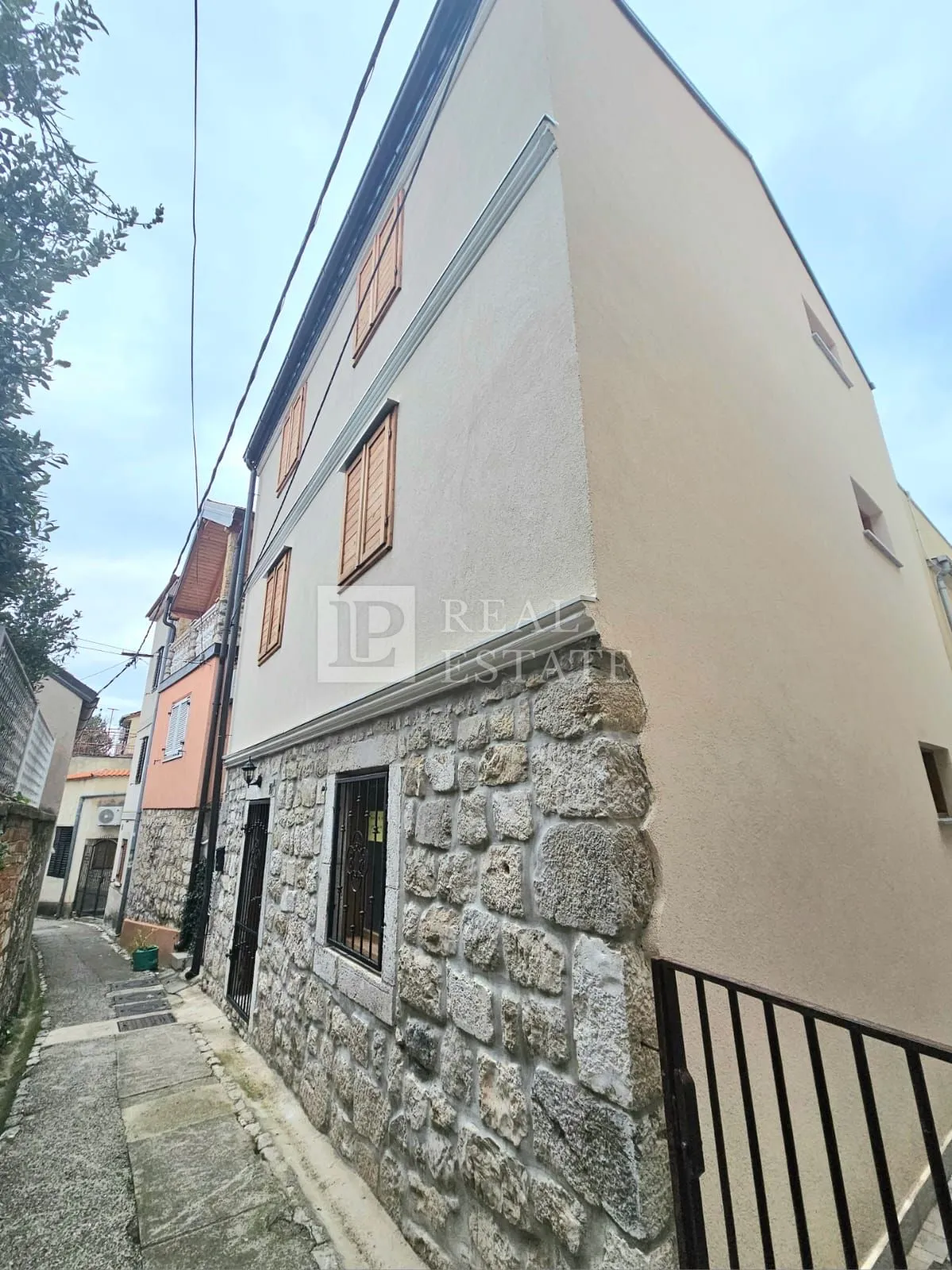 novi vinodolski - kuća sa tri stana (novogradnja) - slika 2