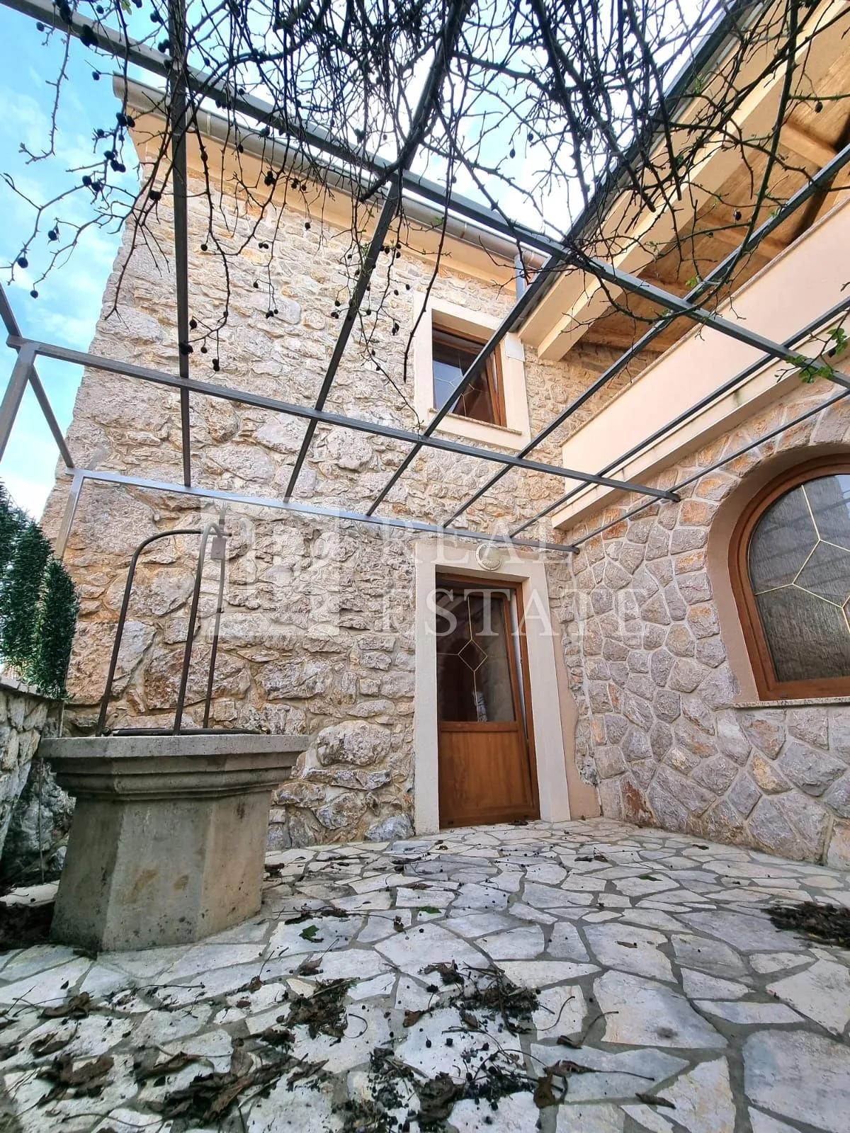 otok krk, okolica malinske - kamena kuća s bazenom - slika 4