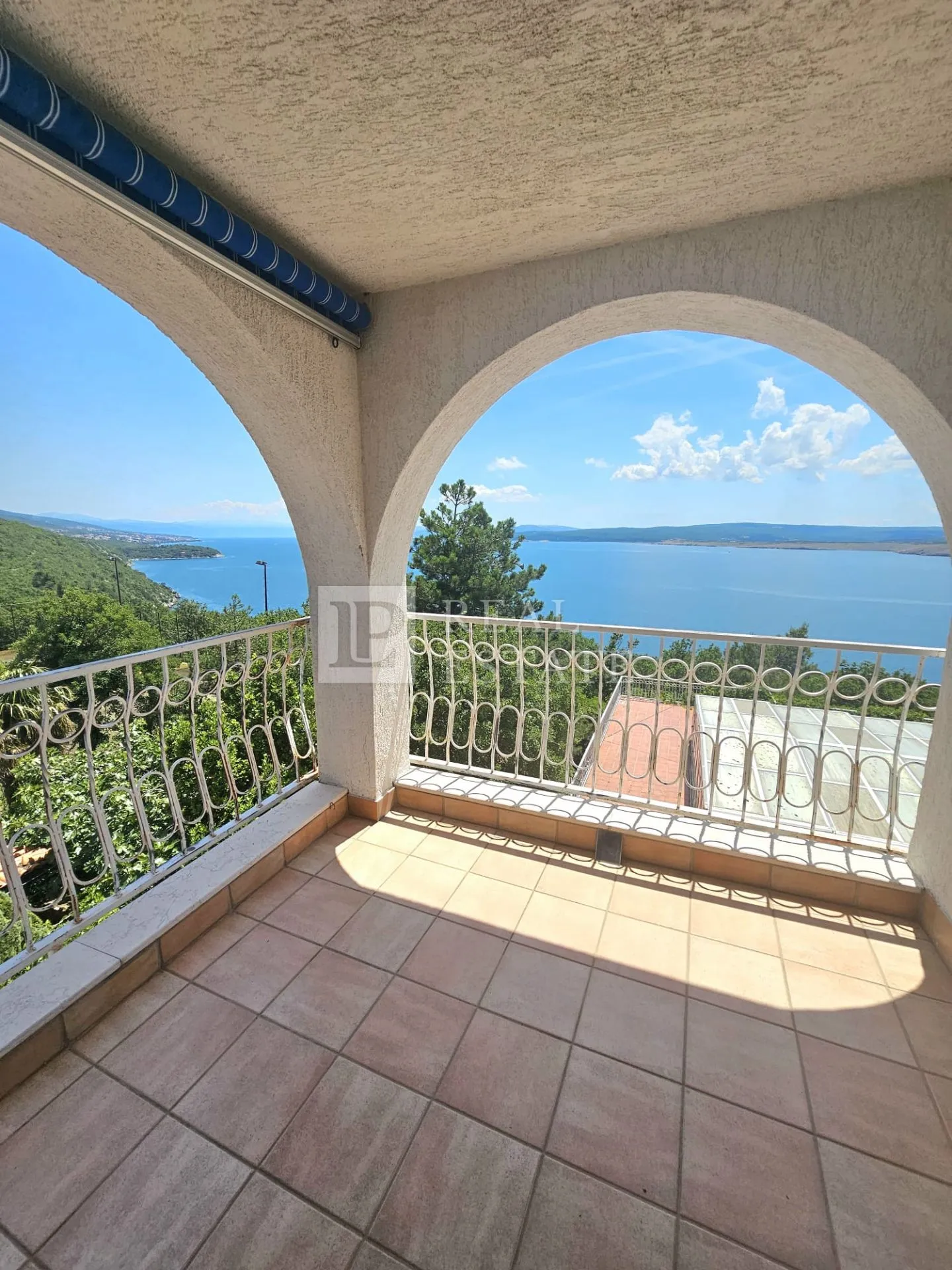 jadranovo - apartmanska vila s bazenom u prvom redu do mora - slika 19