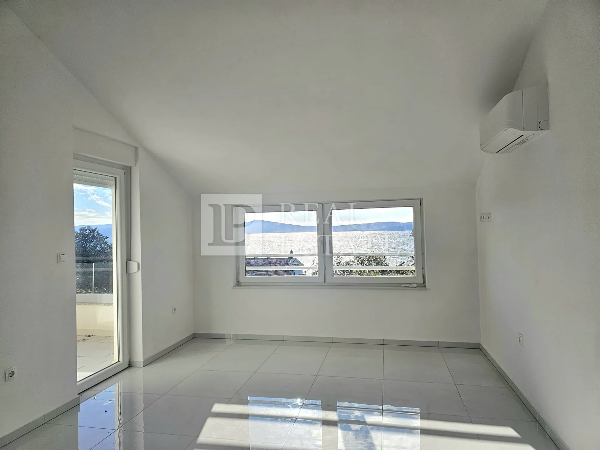 CRIKVENICA - dva stana u novogradnji