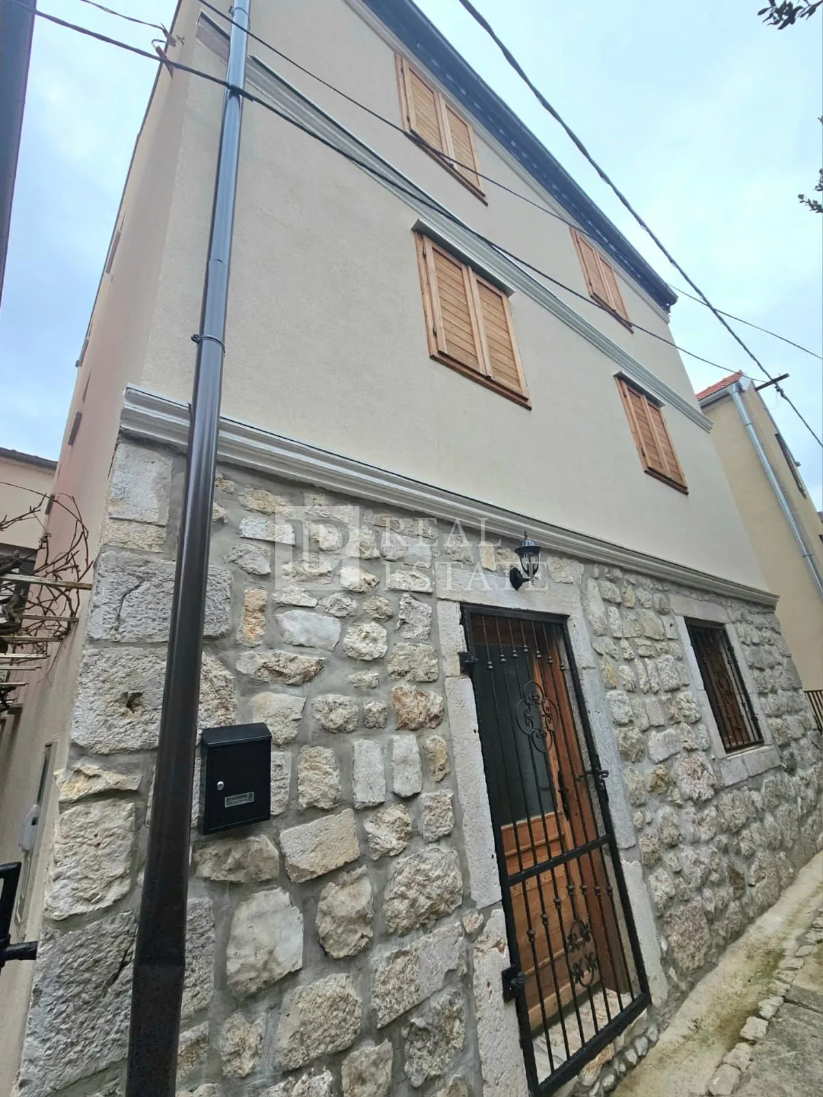 novi vinodolski - kuća sa tri stana (novogradnja) - slika 3