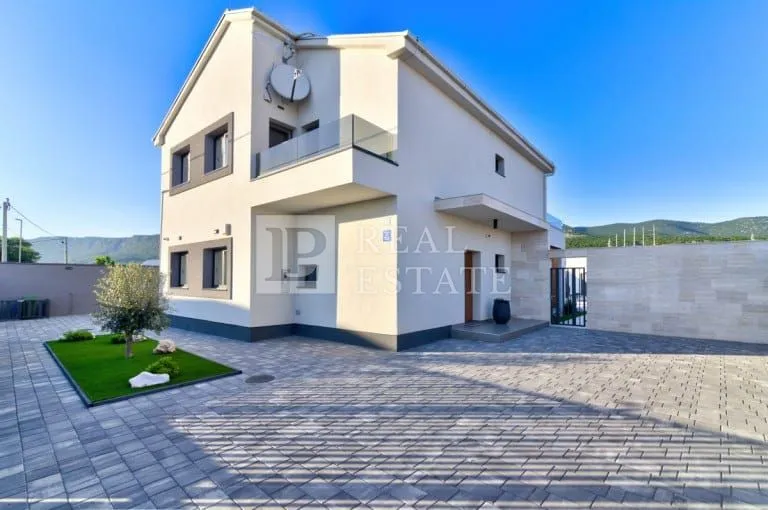 novi vinodolski - luksuzno uređena vila s bazenom - slika 3