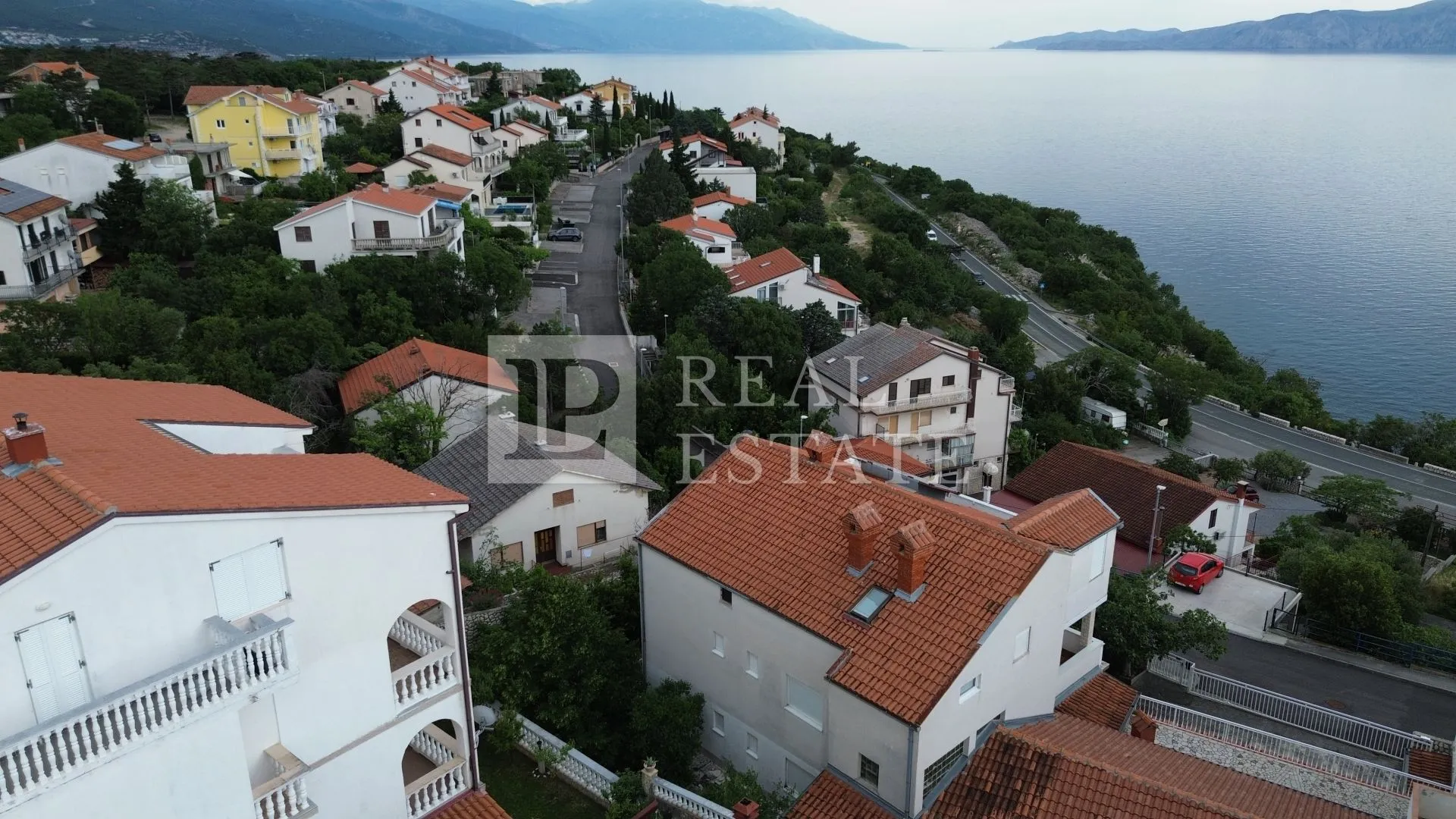 NOVI VINODOLSKI - prostrana kuća 120 metara od mora