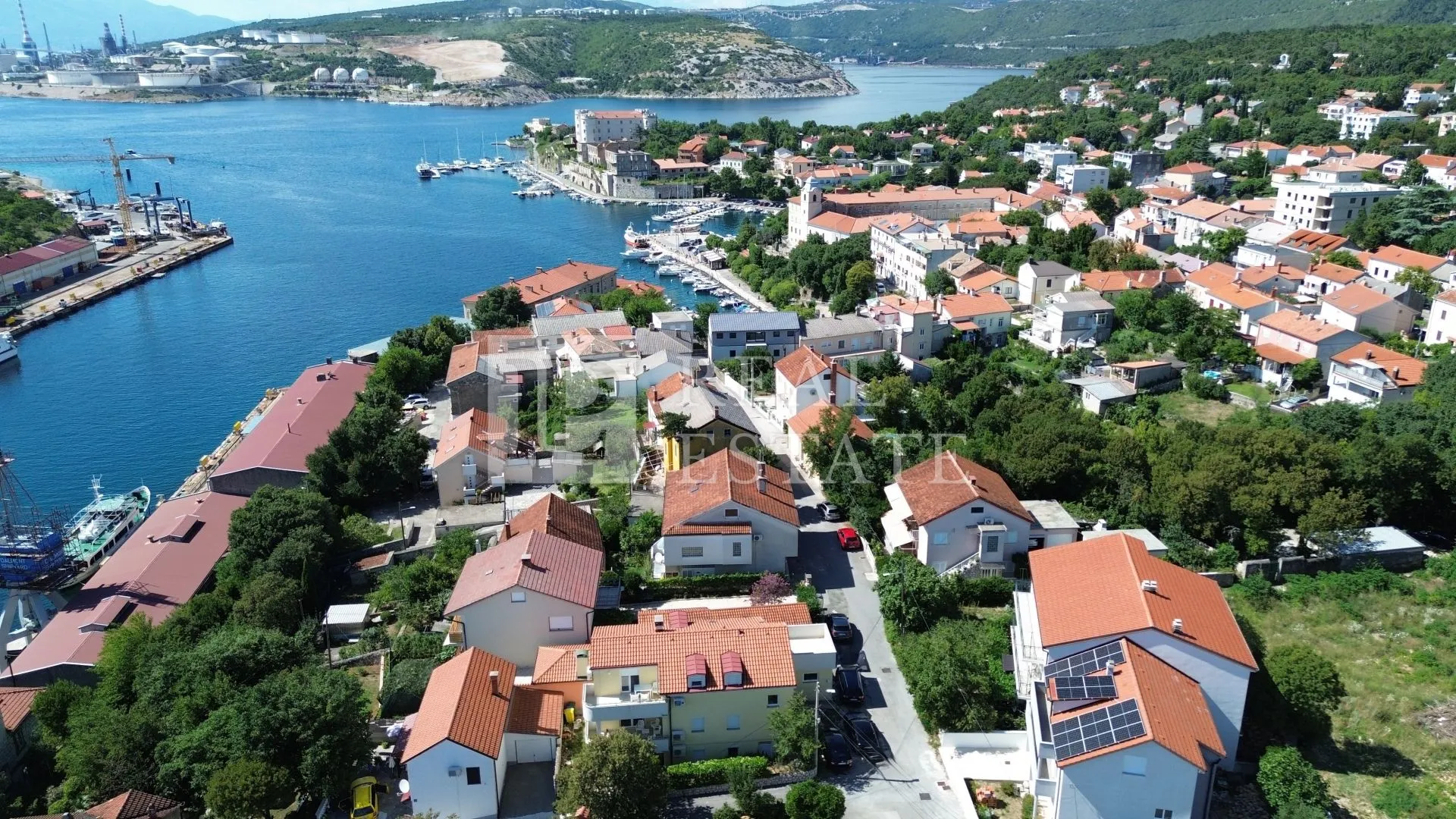 KRALJEVICA - EKSKLUZIVNA PRODAJA - prostrana kuća sa 4 stana na 200 metara od mora i centra
