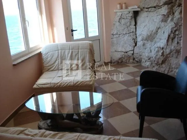 vrbnik - kuća na stijeni iznad mora - slika 10