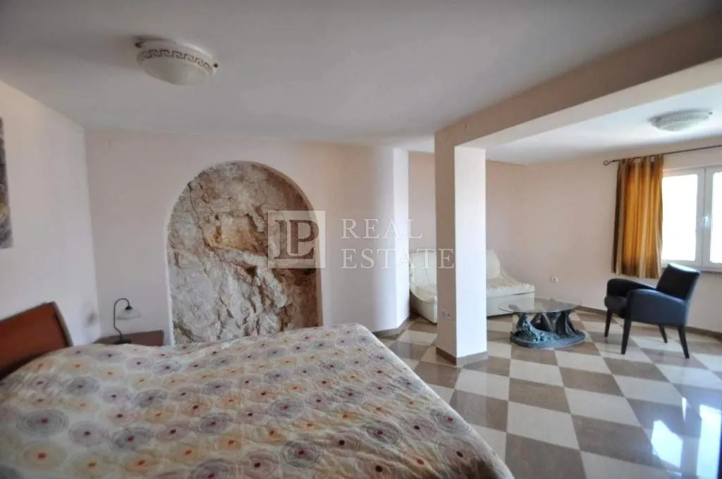 vrbnik - kuća na stijeni iznad mora - slika 19