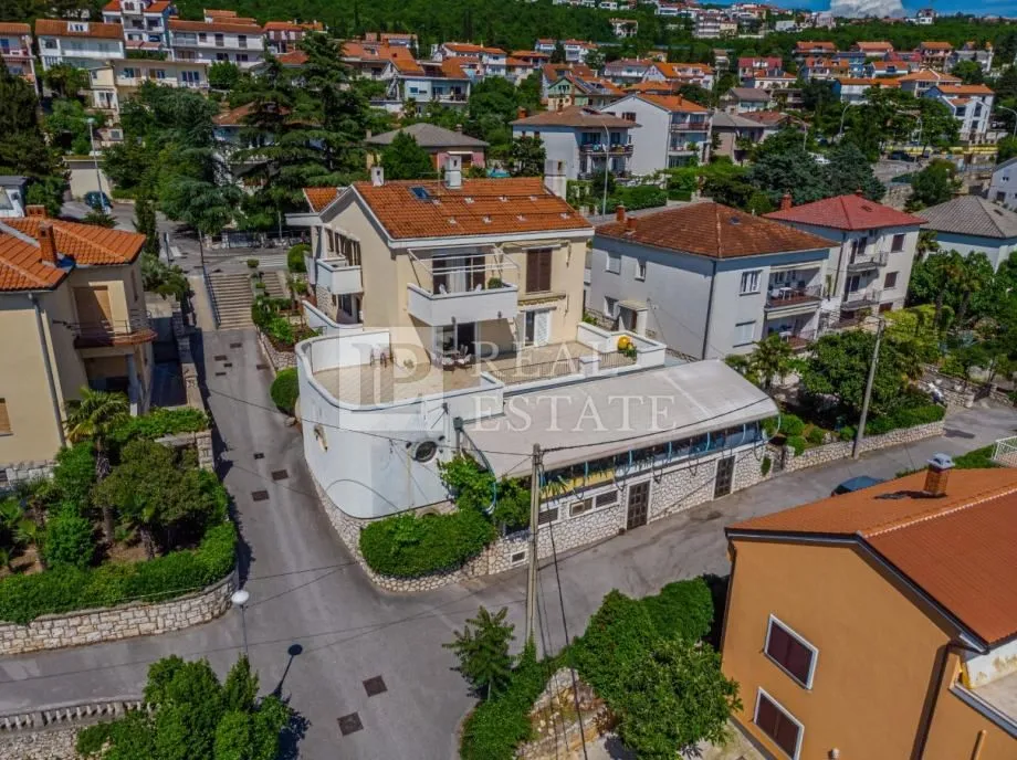 CRIKVENICA - kuća s poslovnim prostorom u blizini mora