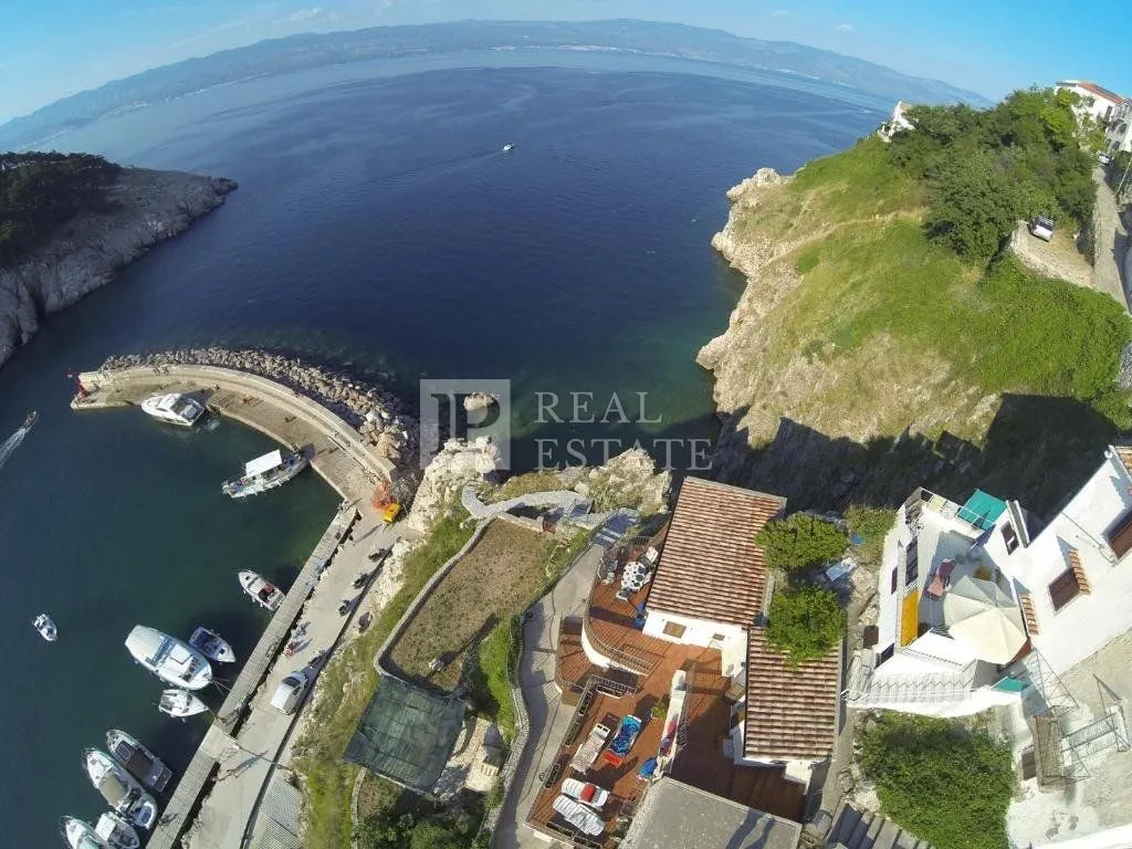 VRBNIK - kuća na stijeni iznad mora