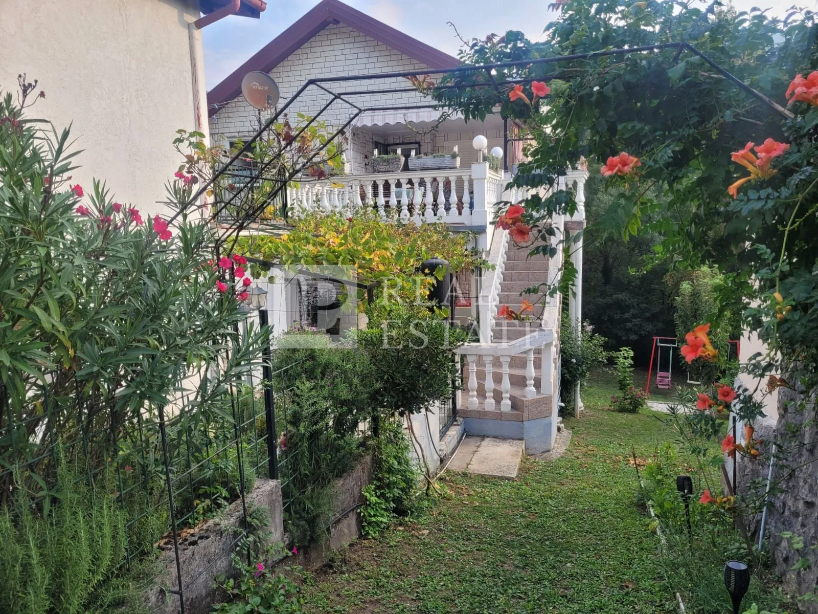 TRIBALJ - dvije samostojeće kuće s pomoćnim objektom i predivnom okućnicom - Tribalj, Vinodolska općina