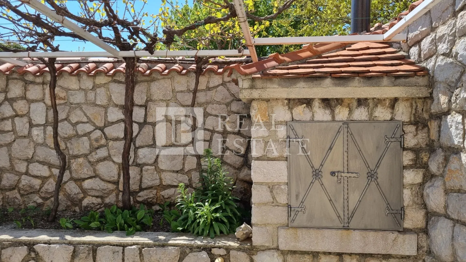 bribir - kuća s dvorištem - slika 7