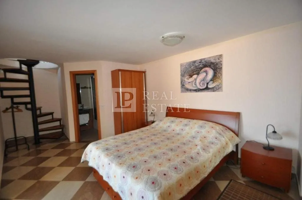 vrbnik - kuća na stijeni iznad mora - slika 4