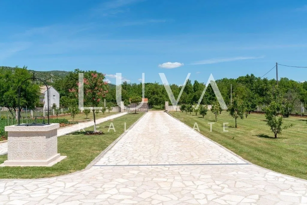 dicmo, dalmacija, kuća s velikim posjedom, bazenom i tenis terenom na prodaju - slika 53