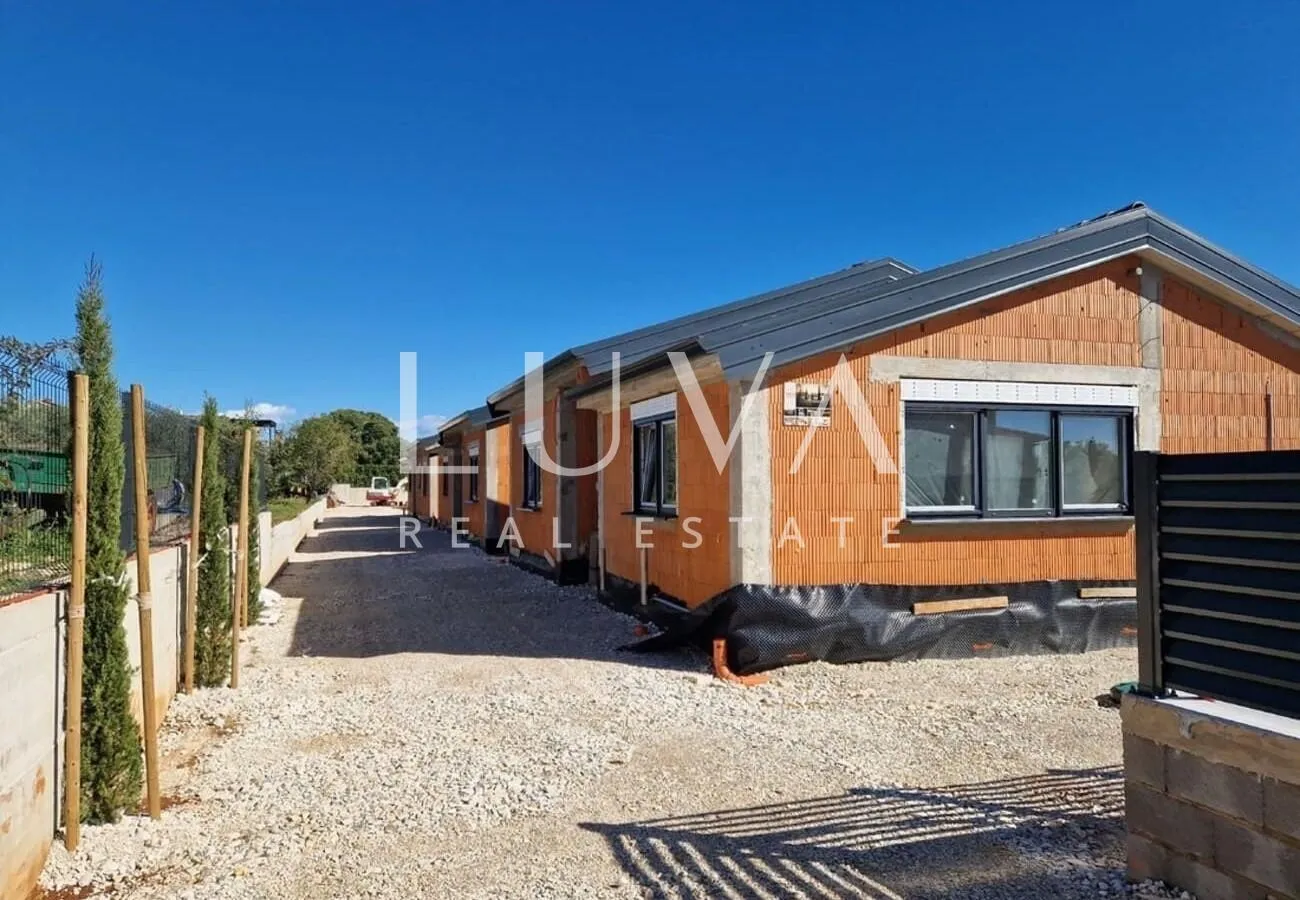 istra, kaštelir, moderna prizemnica, 95 m2 s dvorištem na prodaju - slika 2