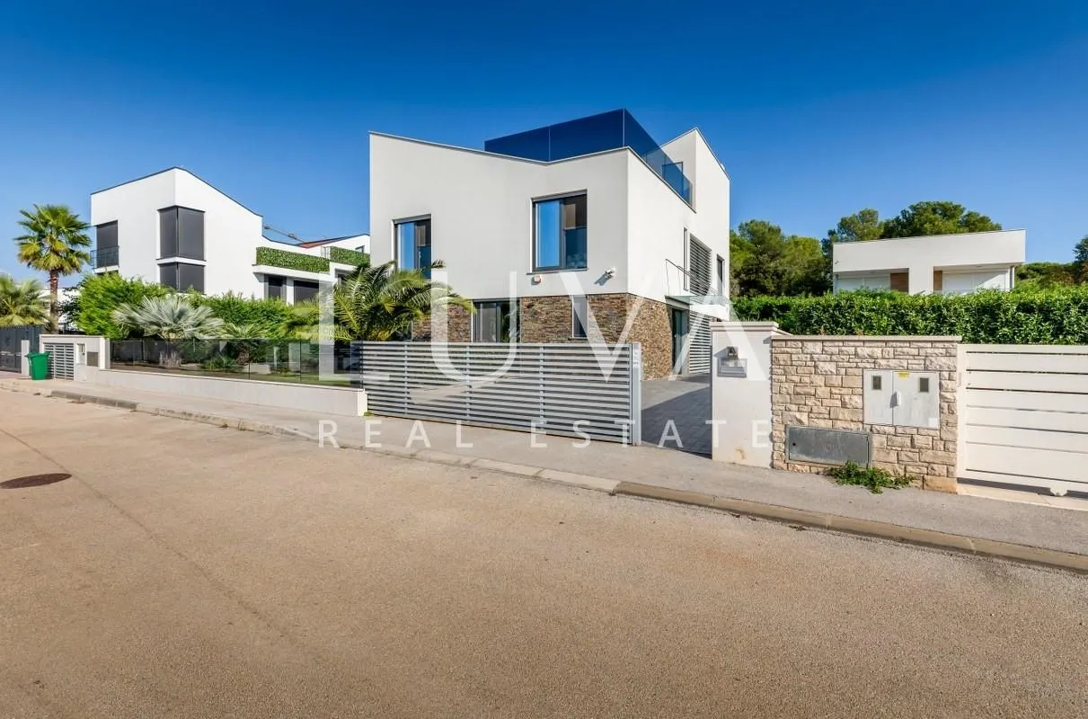 istra, fažana, moderna vila s bazenom uz more, 330 m2 - slika 2